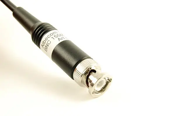 Närbild på Albecom antenn till jaktradio med BNC-anslutning