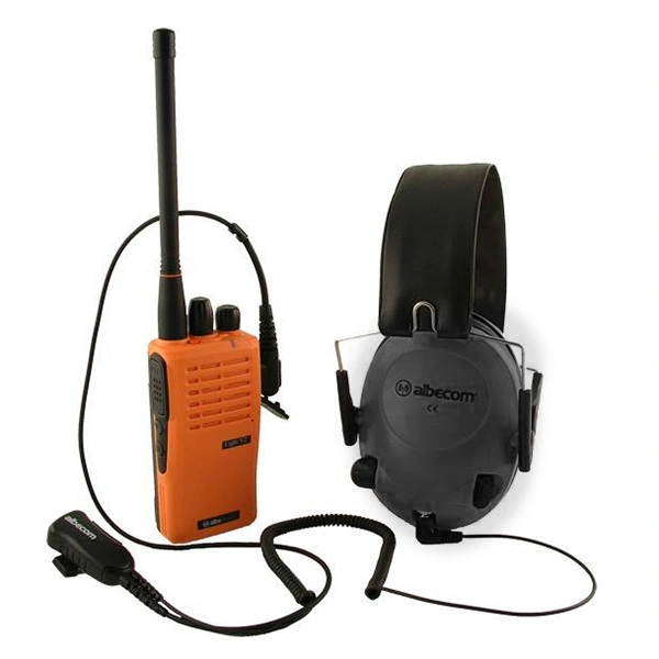 Albecom orange jaktradio med hörselskydd och PTT-knapp för kommunikation i jaktlag
