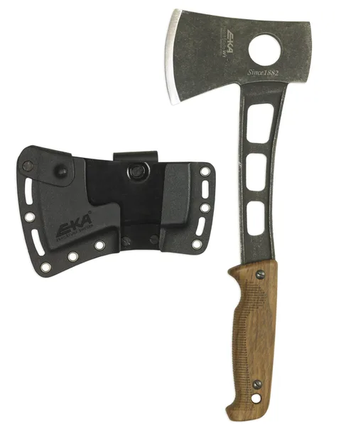 EKA friluftsyxa med trähandtag och medföljande svart skyddsslida för jakt och camping