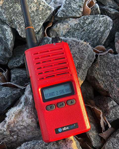 Albecom Albe 155mhz-X5, röd jaktradio inkl headset (539 inre modell) och mikrofon på köpet!